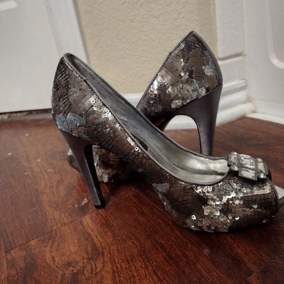 Nina New York Silver Sequin Heels, like new, Sz 7 - Picture 2 of 4